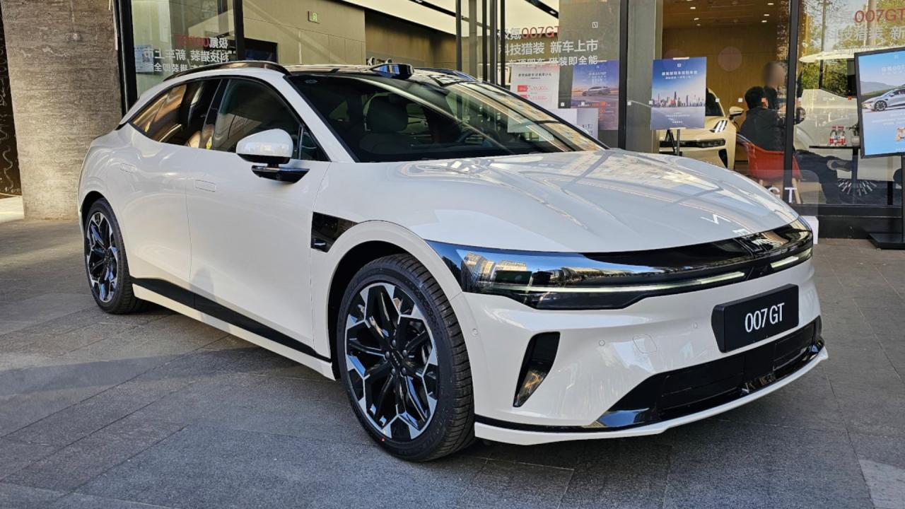 Zeekr 007 | zdroj: https://commons.wikimedia.org/wiki/File:Zeekr_007_GT_01_China_2025-04-22.jpg, autor: Navigator84 