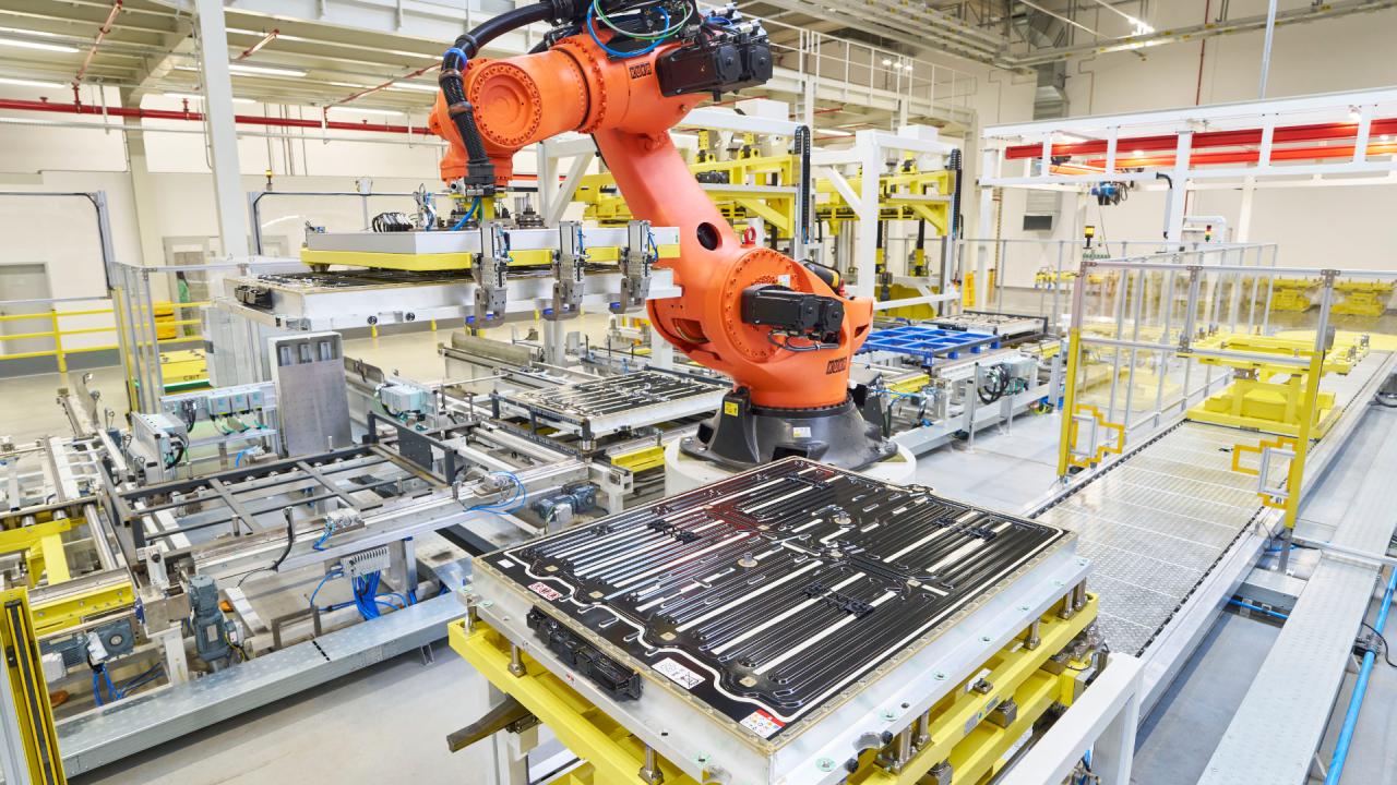 Výroba baterií do elektromobilu | zdroj: skoda-storyboard.com