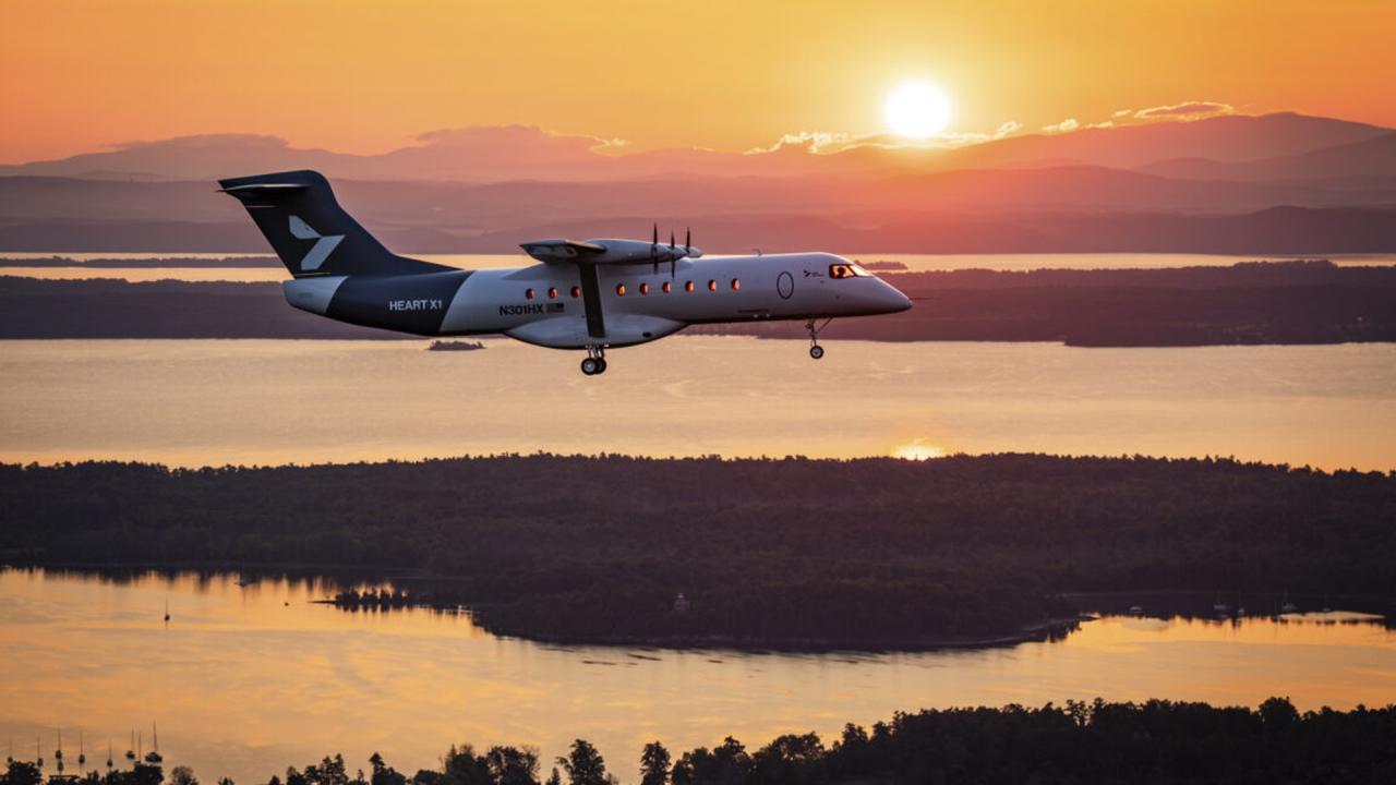Elektrické letadlo Heart Aerospace X1 při letu nad krajinou | zdroj: arstechnica.com