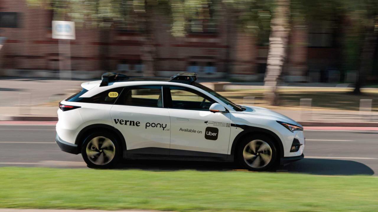 Autonomní robotaxi Verne s technologií Pony.ai a označením Uber v Záhřebu