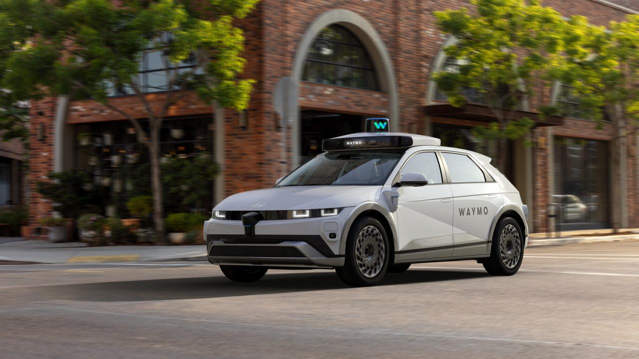 Autonomní vůz Waymo postavený na modelu Hyundai IONIQ 5 se střešní sadou senzorů – ilustrační foto