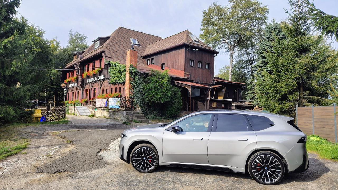 BMW iX3 50 xDrive, boční profil