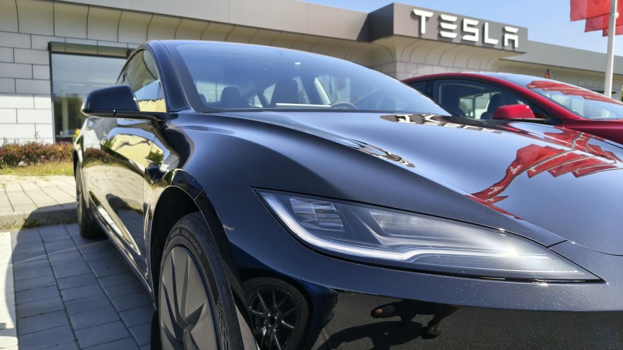 Tesla Model 3 Standard z předního tříčtvrtečního pohledu během redakčního testu | zdroj: evmagazin.cz