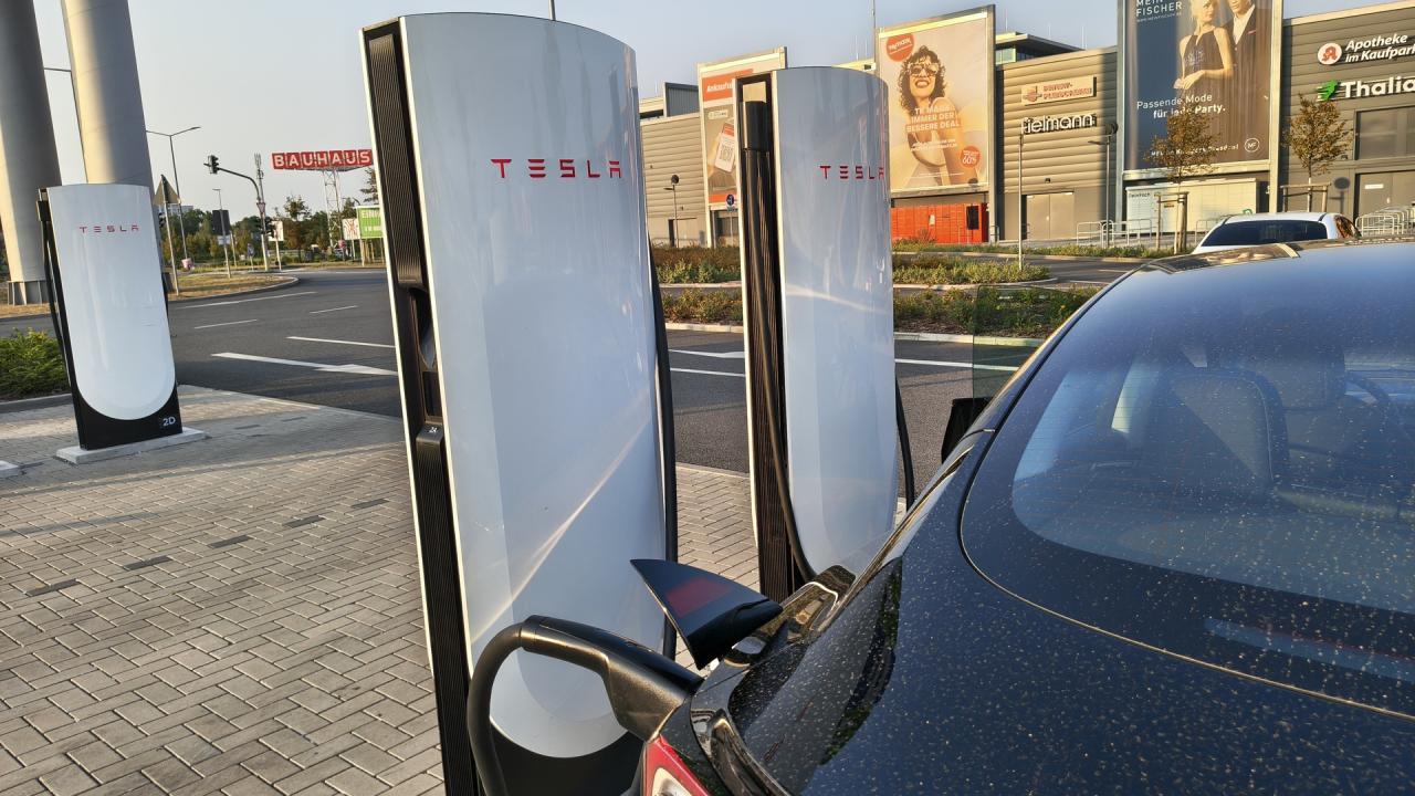 Nabíjecí stojany Tesla Supercharger během redakčního testu | zdroj: evmagazin.cz