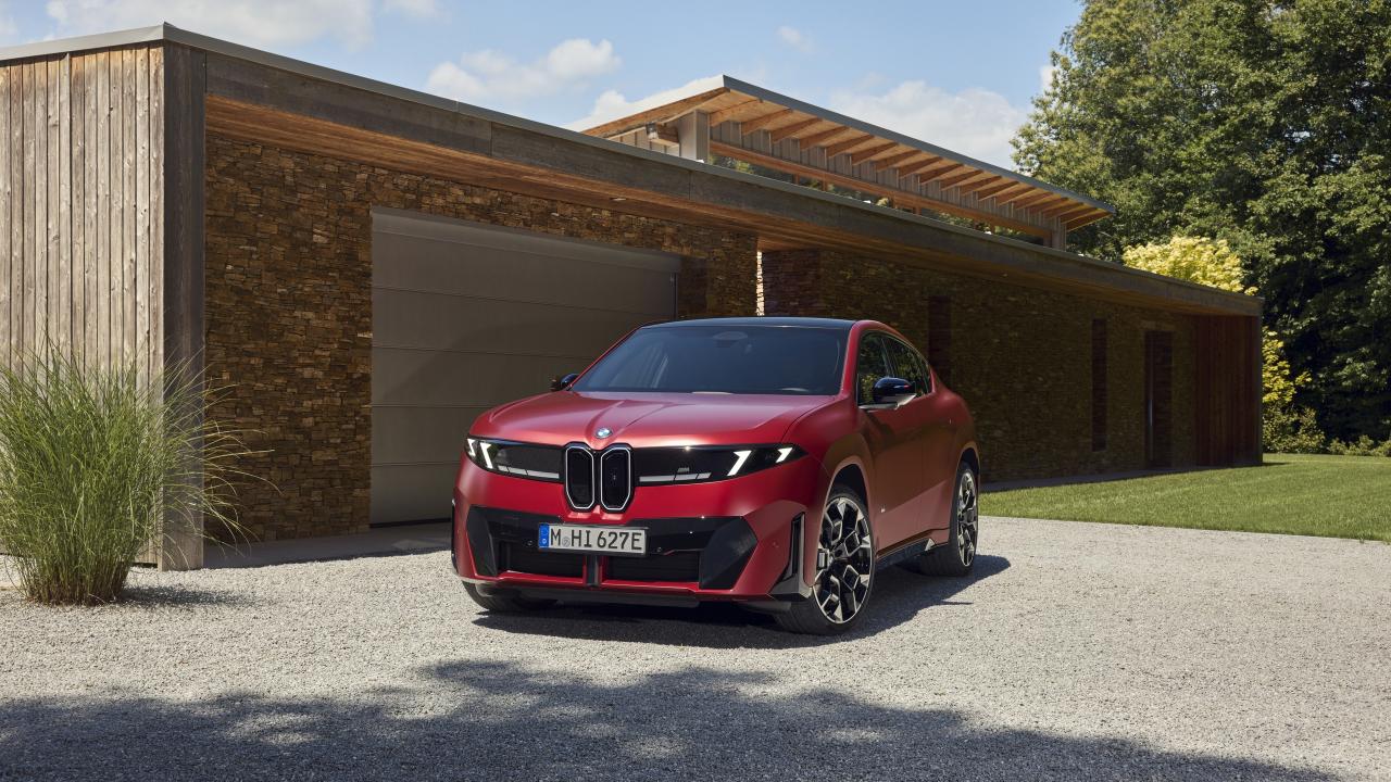 Nové BMW iX4 M60 xDrive — přední třičtvrtě | foto: BMW Group