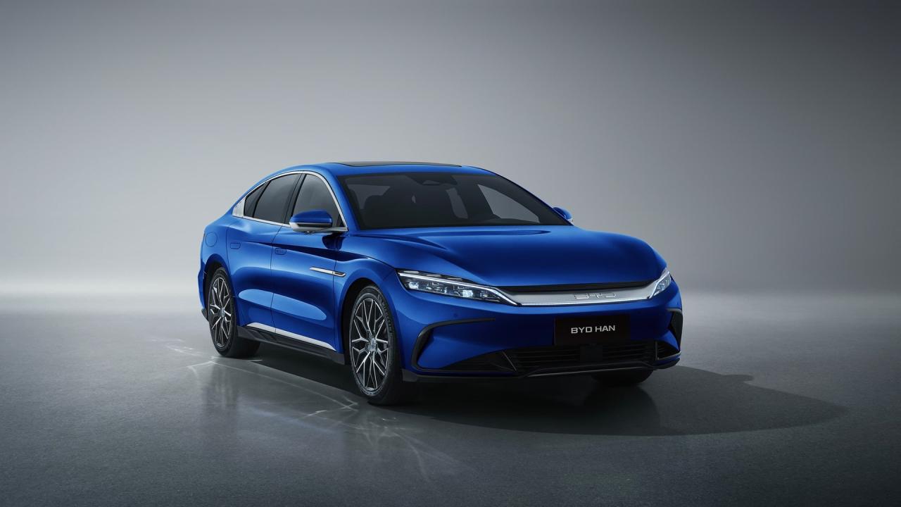Elektrický sedan BYD Han v modré metalíze. Foto: BYD