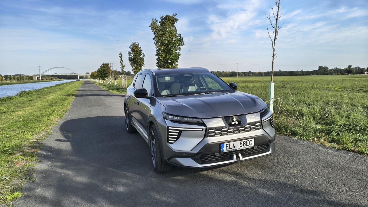 Mitsubishi Eclipse Cross EV 87 kWh v redakčním testu EVMagazin.cz — přední tříčtvrteční pohled