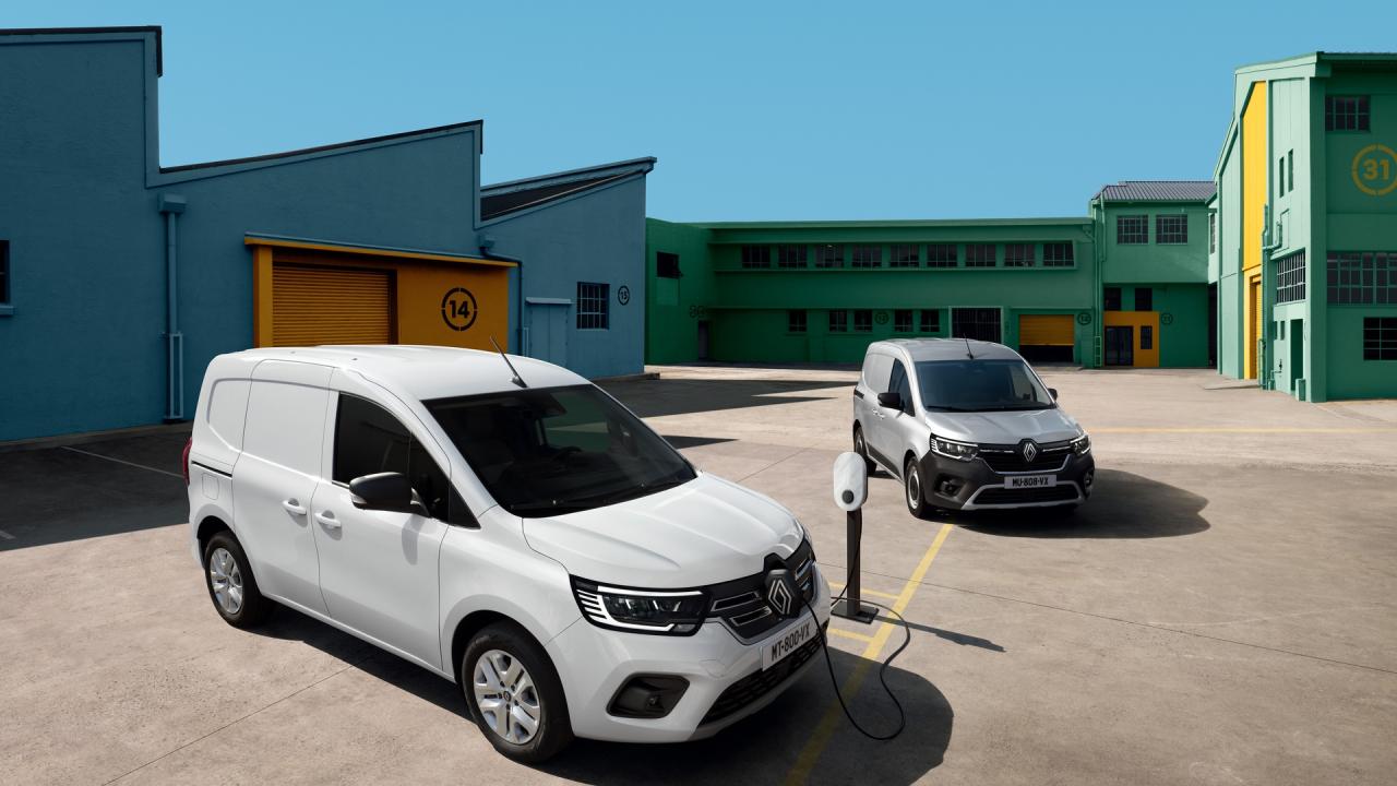 Renault Kangoo Van E-Tech při nabíjení a Kangoo Van | zdroj: media.renault.com; © Marc Trautmann / Publicis Conseil
