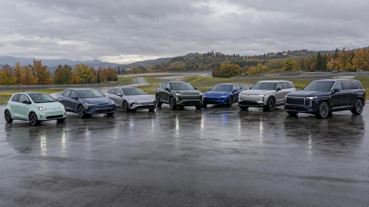 Elektrické modely v testovacím areálu před finále ankety Auto roku