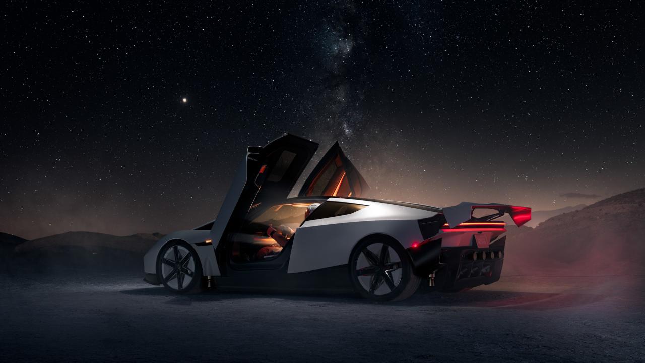 Tesla Roadster druhé generace s otevřenými křídlovými dveřmi a vysunutým zadním křídlem pod hvězdnou oblohou (Foto: Tesla)