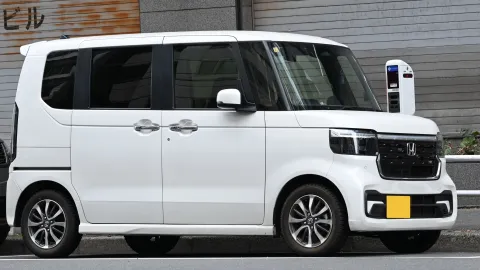 Honda N-Box | zdroj: Wikipedia, autor TTTNIS, CC0 1.0