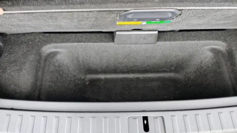 Zeekr 7X - dno v kufru