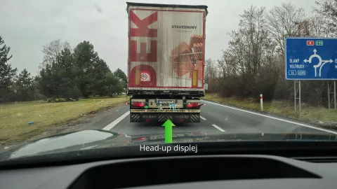 Head-up displej ukazuje nejen rychlost, ale pozici vozidla na vozovce a v mapě