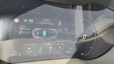 Palubní displej elektromobilu MG ZS EV s najetými kilometry a stavem baterie