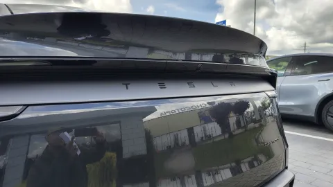 Tesla Model Y Premium AWD 7místný – exteriér zepředu