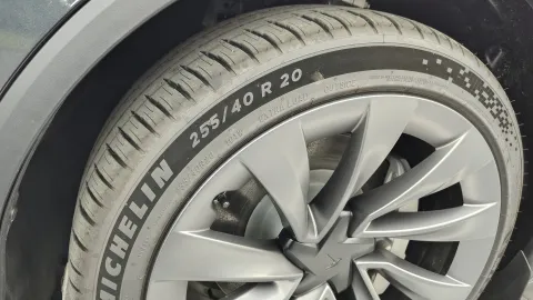 Tesla Model Y Premium AWD 7místný – boční pohled