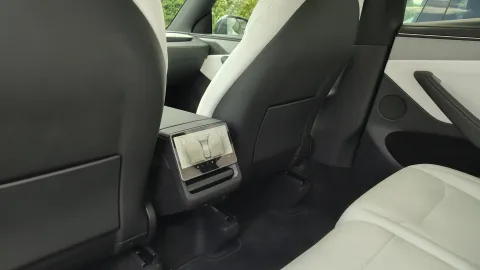 Tesla Model Y Premium AWD – interiér s 16palcovým QHD displejem