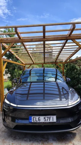 Tesla Model Y Premium AWD – přední partie s denním svícením