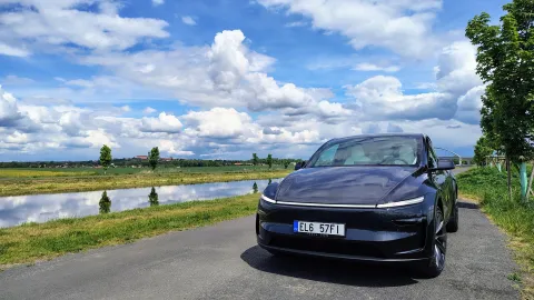 Tesla Model Y Premium AWD – displej s údaji o nabíjení na Superchargeru