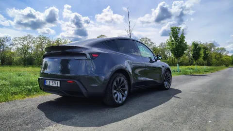 Tesla Model Y Premium AWD – informace o spotřebě na displeji