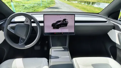 Tesla Model Y Premium AWD – profil řidiče a ovládací panel