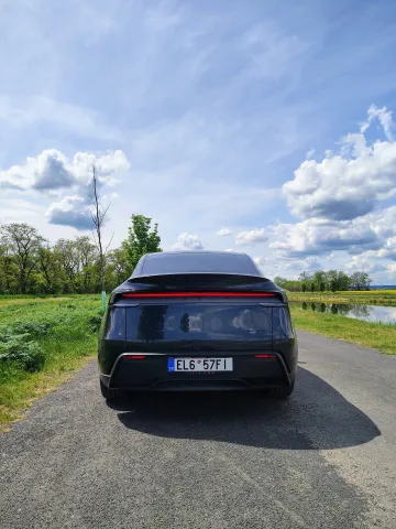 Tesla Model Y Premium AWD – logo Tesla na nabíjecím portu
