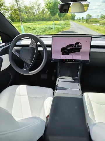 Tesla Model Y Premium AWD – interiér s ovládací lištou
