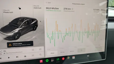 Tesla Model Y Premium AWD – úvodní obrazovka s dojezdem