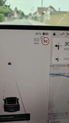 Tesla Model Y Premium AWD – jízda na okresní silnici