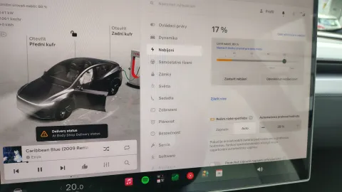 Tesla Model Y Premium AWD – nabíjecí obrazovka na Superchargeru