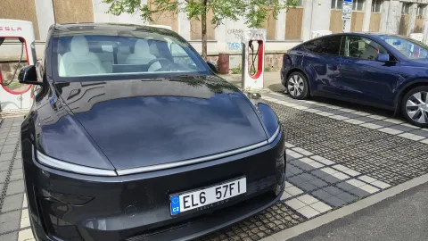 Tesla Model Y Premium AWD – po cestě na okreskách