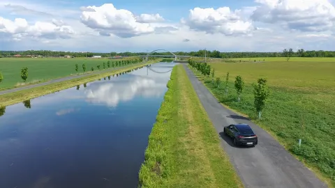 Tesla Model Y Premium AWD – exteriér na parkovišti