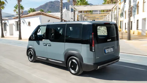 Kia PV5 Passenger - pohled z boku