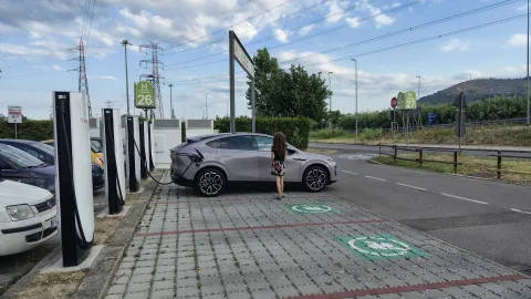 XPENG G6 u nabíjecí stanice Tesla Supercharger V4
