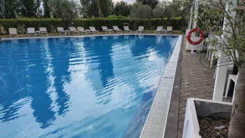Hned u nabíjecí stanice Tesla Supercharger byl bar s bazeném u hotelu