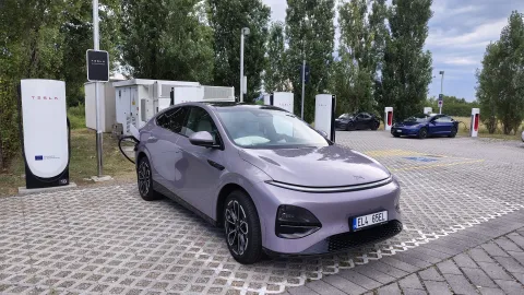 XPENG G6 na Tesla Supercharger
