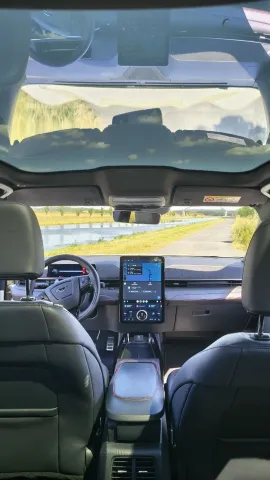 Ford Mustang Mach-E Extended Range RWD — interiér a panoramatická střecha | zdroj: redakční test EVMagazin