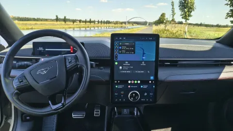Ford Mustang Mach-E Extended Range RWD — přístrojový displej a volant | zdroj: redakční test EVMagazin