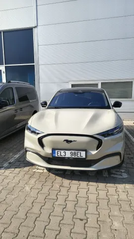 Ford Mustang Mach-E Premium v barvě Terrain