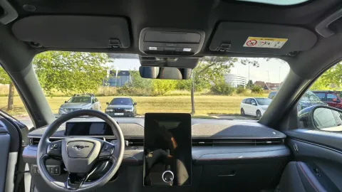 Pohled z místa řidiče ve Fordu Mustang Mach-E