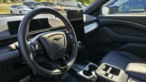 Palubní deska Fordu Mustang Mach-E Premium