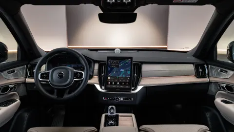 Interiér Volvo XC90 s displejem a systémem Volvo Car UX | zdroj: volvocars.com