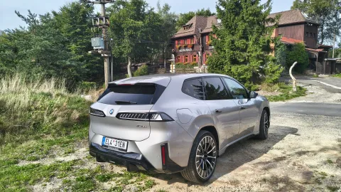 BMW iX3 - zadní pohled