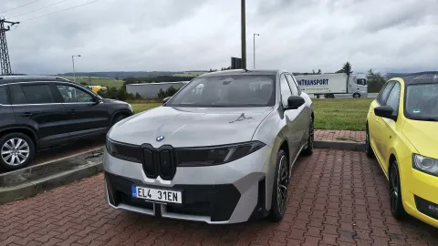 BMW iX3 50 xDrive, přední tříčtvrteční pohled