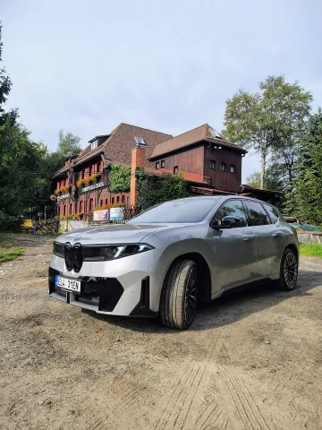 BMW iX3 u horské chaty, přední tříčtvrteční pohled