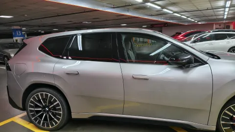 BMW iX3, boční profil v garáži