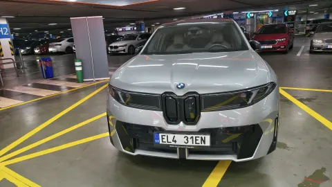 BMW iX3, čelní pohled v garáži