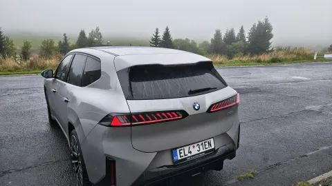 BMW iX3 na mokrém parkovišti v Krušných horách