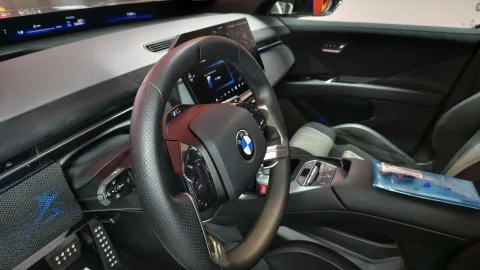 Interiér BMW iX3 z místa řidiče