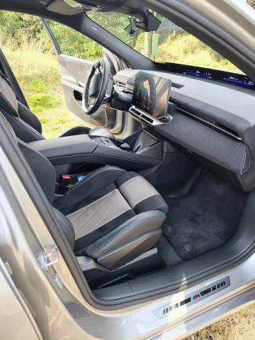 Přední sedadla a palubní deska BMW iX3
